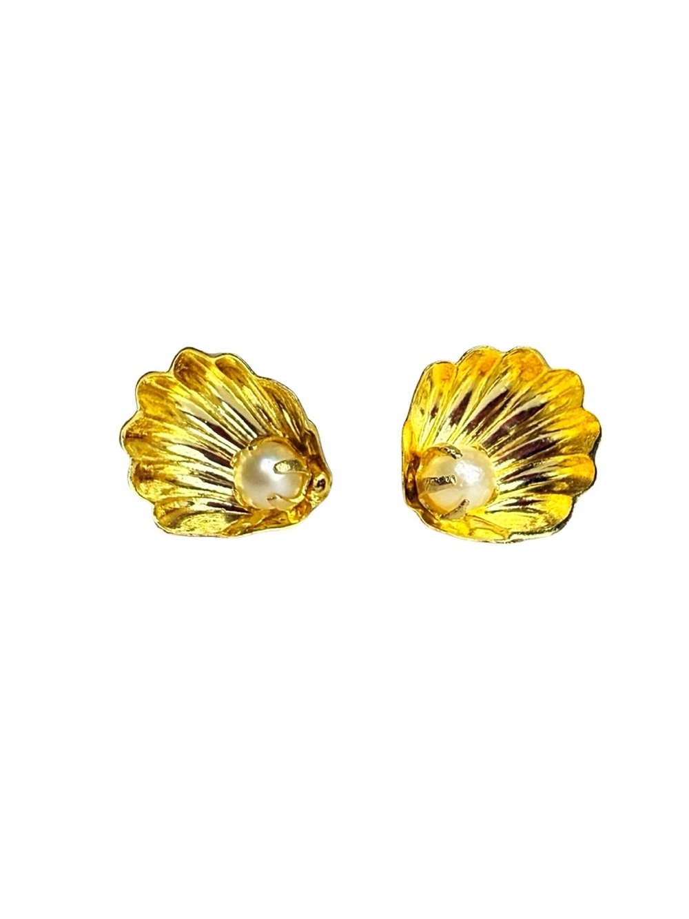 ✨ Vintage-Style Gold Seashell Pearl Stud Earrings ✨